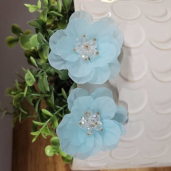 🔥LAST PAIR🔥 Sculptural Flower Statement Earrings - Picture 4 of 9